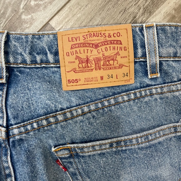 Levi's 505 Mens Jeans Size 34X34 Blue Medium Wash Denim Straight Leg Pockets - Picture 4 of 4